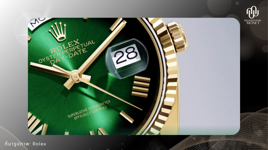 จุดสังเกตที่ 4 เช็คนาฬิกา Rolex แท้ ตัวเลนส์ขยายวันที่ (Cyclops) ที่ขยายประมาณ 2.5 เท่า ทำให้ตัวเลขวันที่ดู “ใหญ่และชัด” ทันที