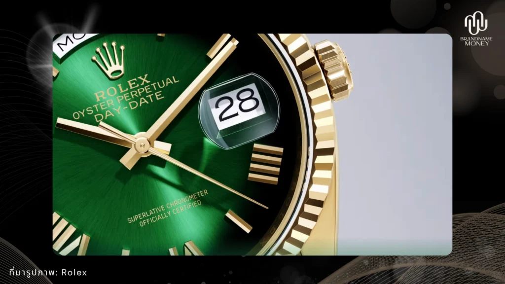 จุดสังเกตที่ 4 เช็กนาฬิกา Rolex แท้ ตัวเลนส์ขยายวันที่ (Cyclops) ที่ขยายประมาณ 2.5 เท่า ทำให้ตัวเลขวันที่ดู “ใหญ่และชัด” ทันที