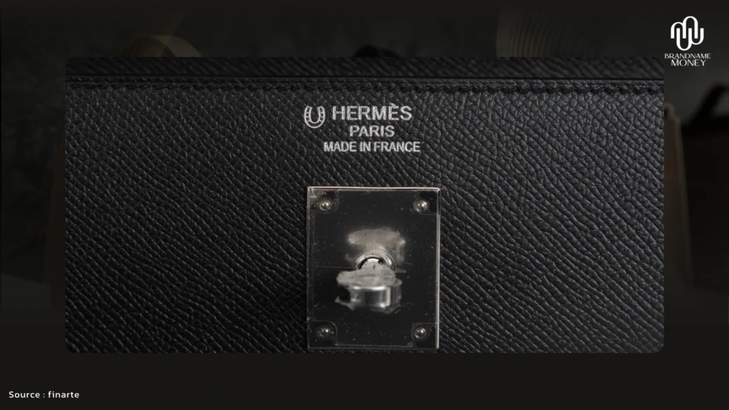 วิธีดูกระเป๋า Hermes ของแท้ เช็กอย่างไรไม่ให้พลาด 3. งานปั๊มโลโก้ต้องคม ชัด และวางตำแหน่งถูกต้อง